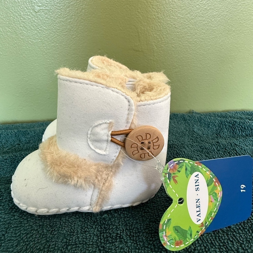 Valen Sina Infant Boots Faux Fur & Suede Ivory &‎ Tan Button Closure 4.5"x2" NWT